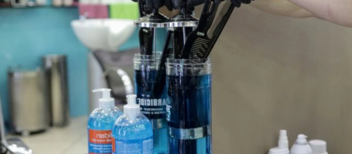 Κομμωτήριο απαγορεύει την είσοδο σε όσους έχουν κάνει εμβόλιο κατά του κορωνοϊού